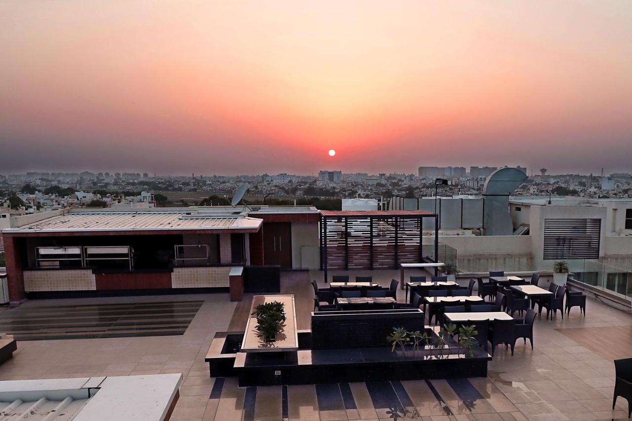 แพเทรีย สวีท Hotel ราชโกฎิ ภายนอก รูปภาพ